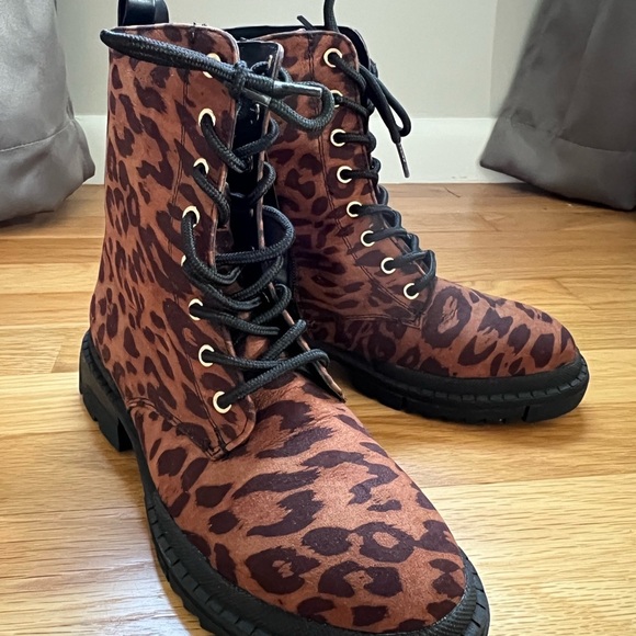 Shoe Dazzle Brown and Black Combat Boots (6) NWT - Picture 2 of 7
